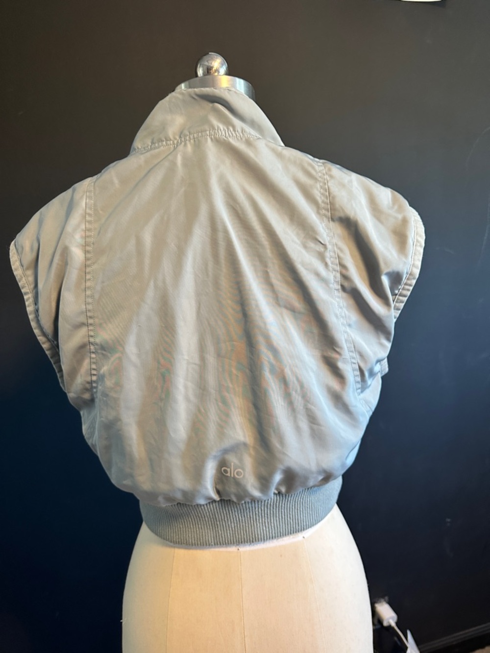 ALO Yoga Light Gray Cropped Zip Vest - Picture 2 of 6